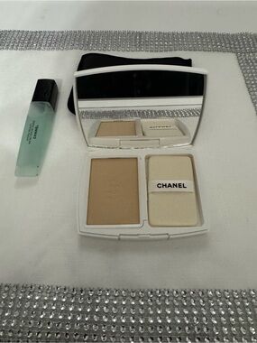 CHANEL White Compact Powder with Beige Pressed Powder and Puff